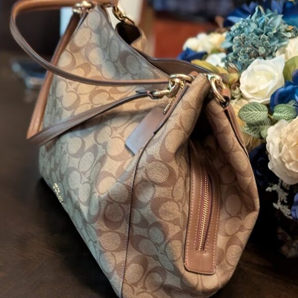 ⬇️PD⬇️O2 COACH Hallie Shoulder Signature Canvas (NWOT) - Picture 3 of 15